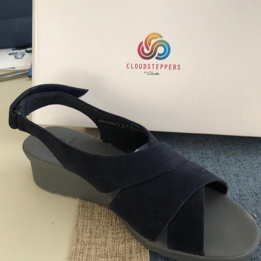 Sandal, navy blue, sz 8 1/2 wide, Cloudsteppers by Clark’s, never worn